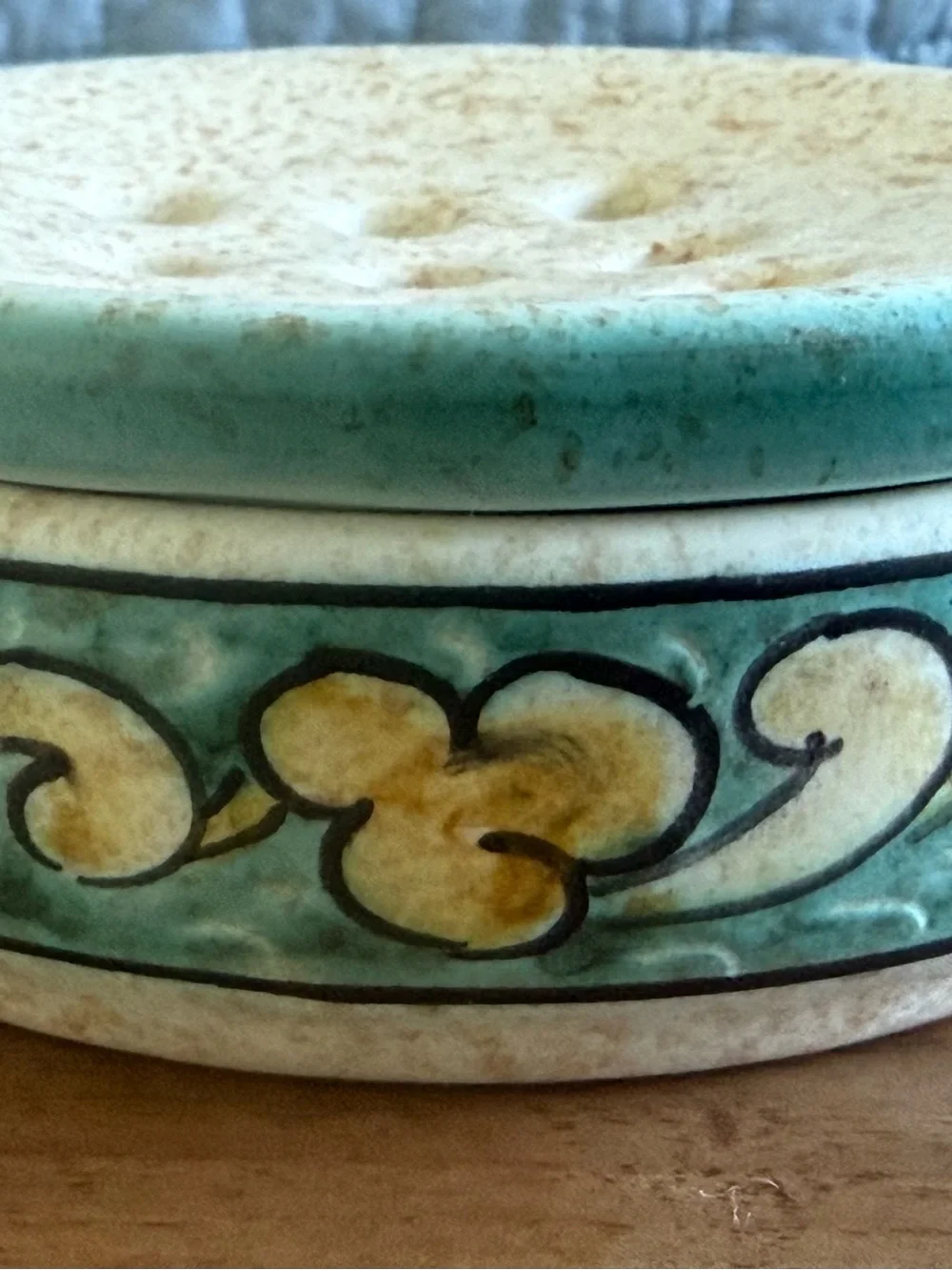 Deruta decorative hand